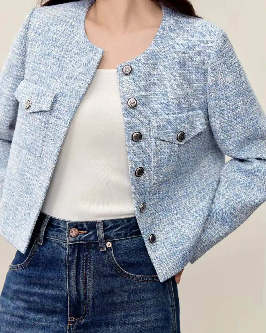 Casaco Tweed Feminino Azul Viviane – Alfaiataria Curta & Botões de Metal