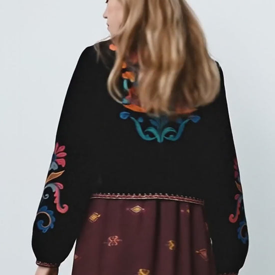 Jaqueta Vintage de veludo preto com bordado floral folk em movimento, AlmaChic