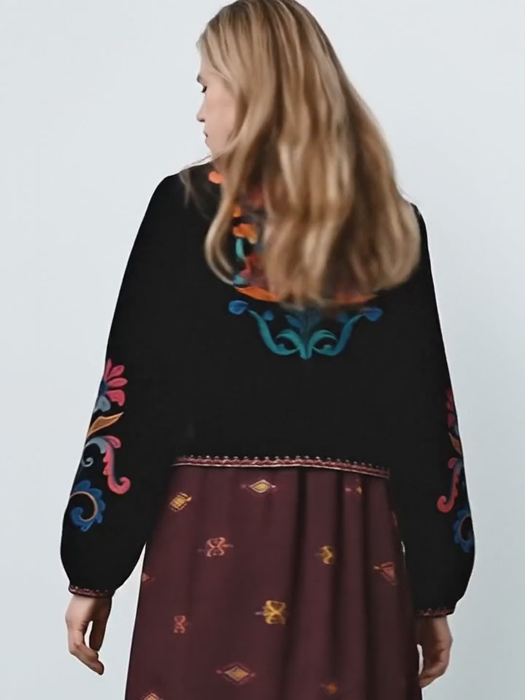 Jaqueta Vintage de veludo preto com bordado floral folk em movimento, AlmaChic