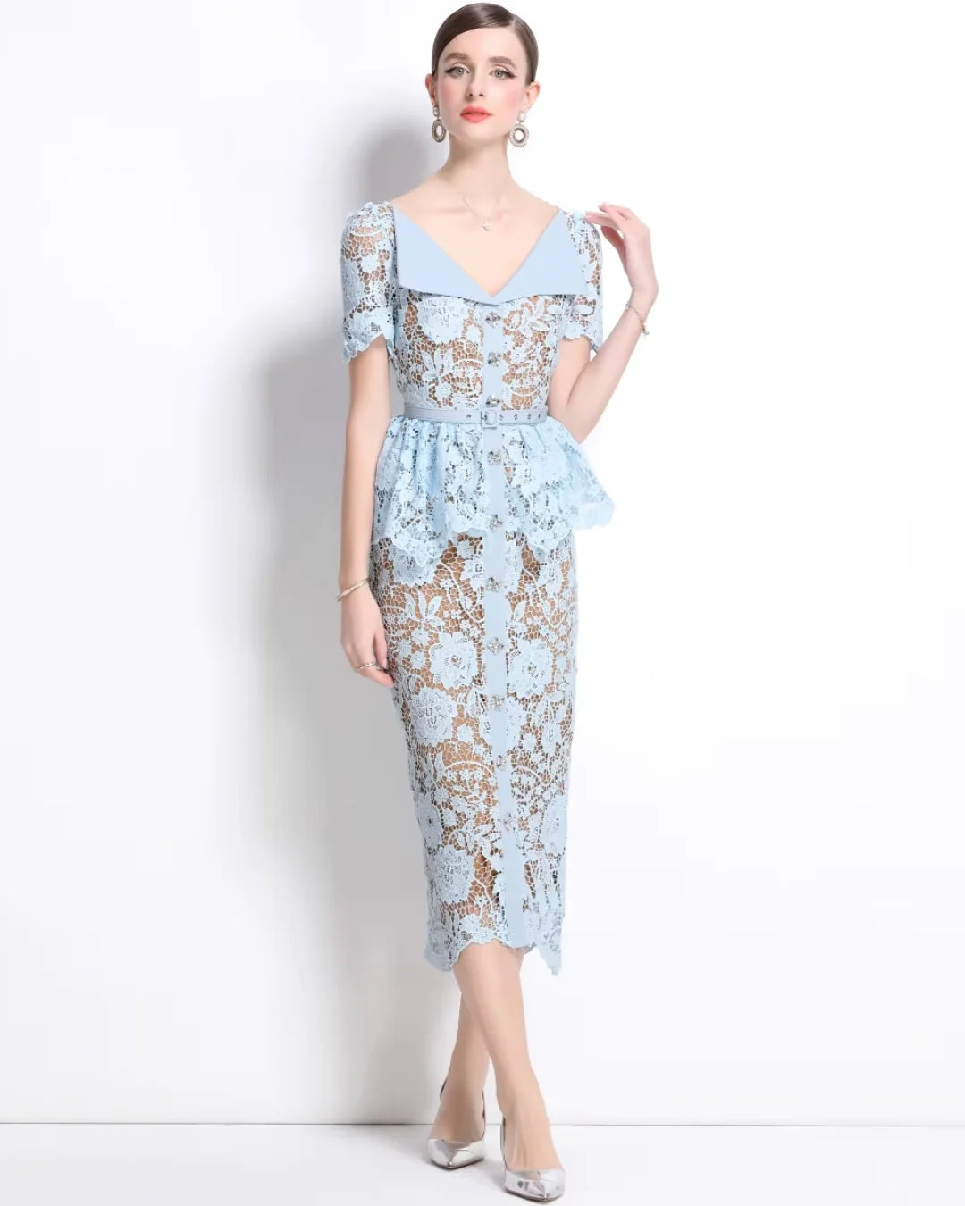 Vestido de Renda Feminino Helena Peplum – Cintura Império e Acabamento Bordado