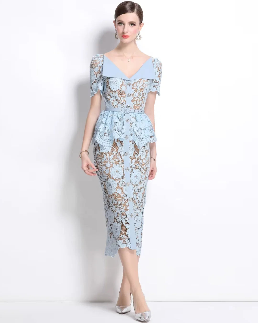 Vestido de Renda Feminino Helena Peplum – Cintura Império e Acabamento Bordado