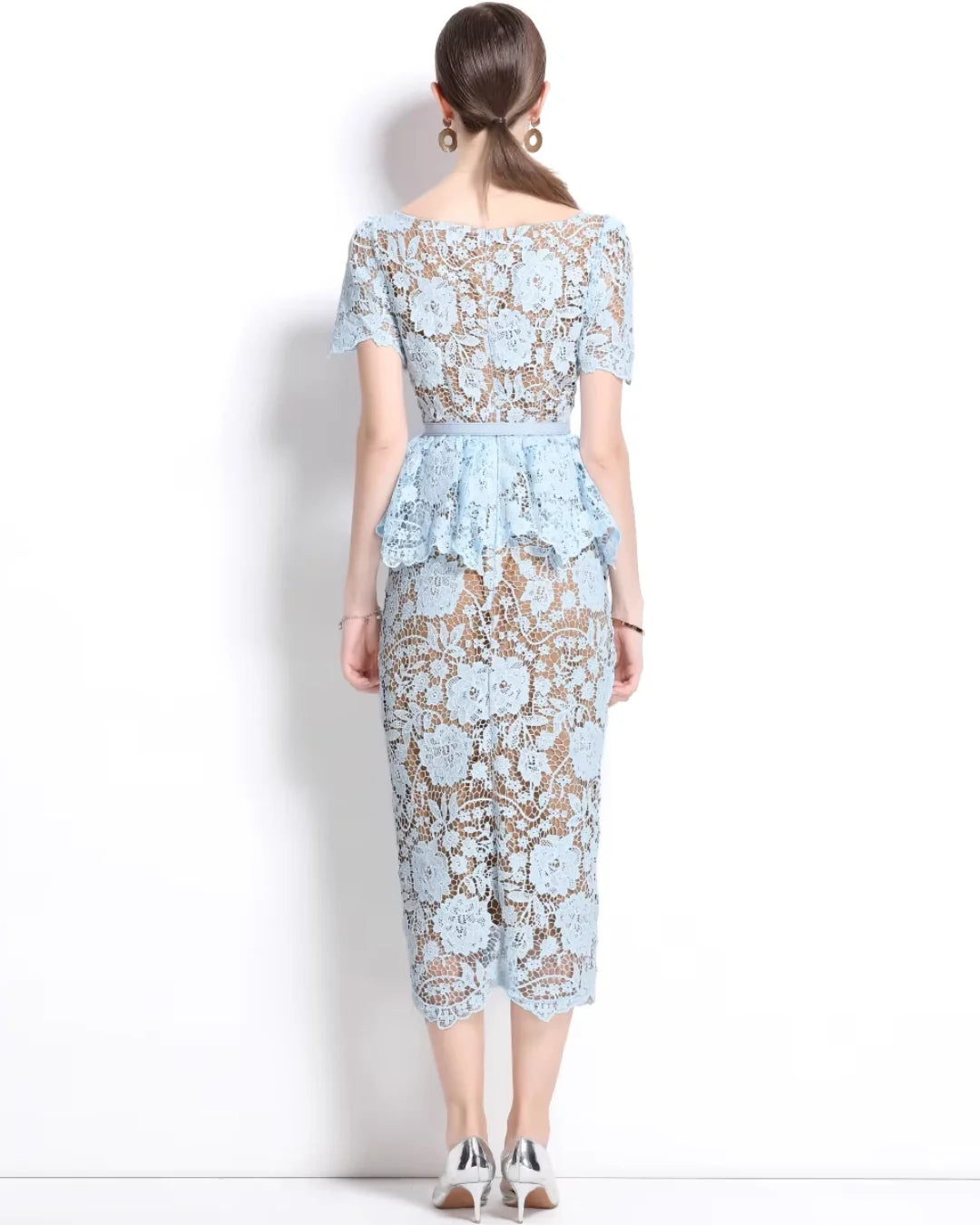 Vestido de Renda Feminino Helena Peplum – Cintura Império e Acabamento Bordado