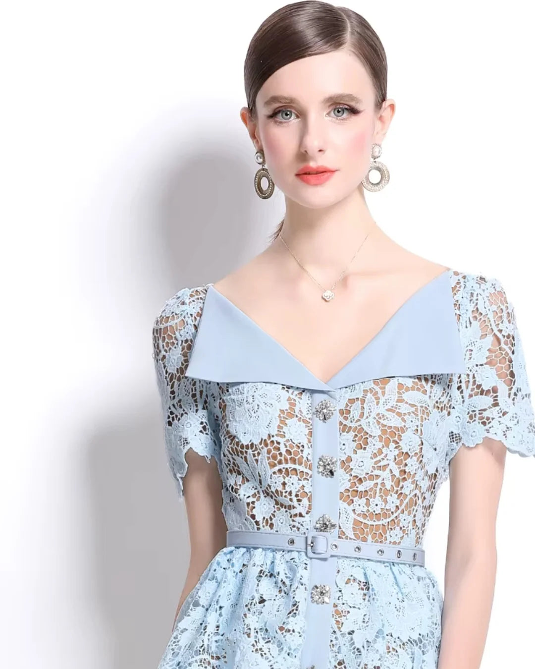 Vestido de Renda Feminino Helena Peplum – Cintura Império e Acabamento Bordado