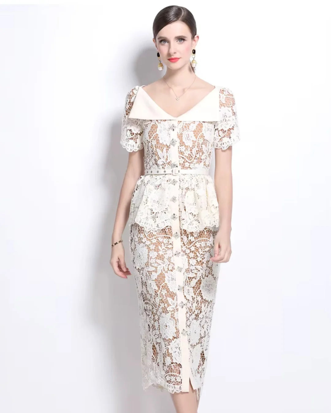 Vestido de Renda Feminino Helena Peplum – Cintura Império e Acabamento Bordado