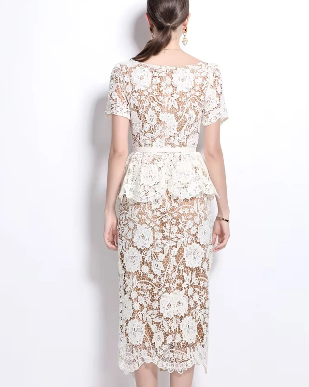 Vestido de Renda Feminino Helena Peplum – Cintura Império e Acabamento Bordado