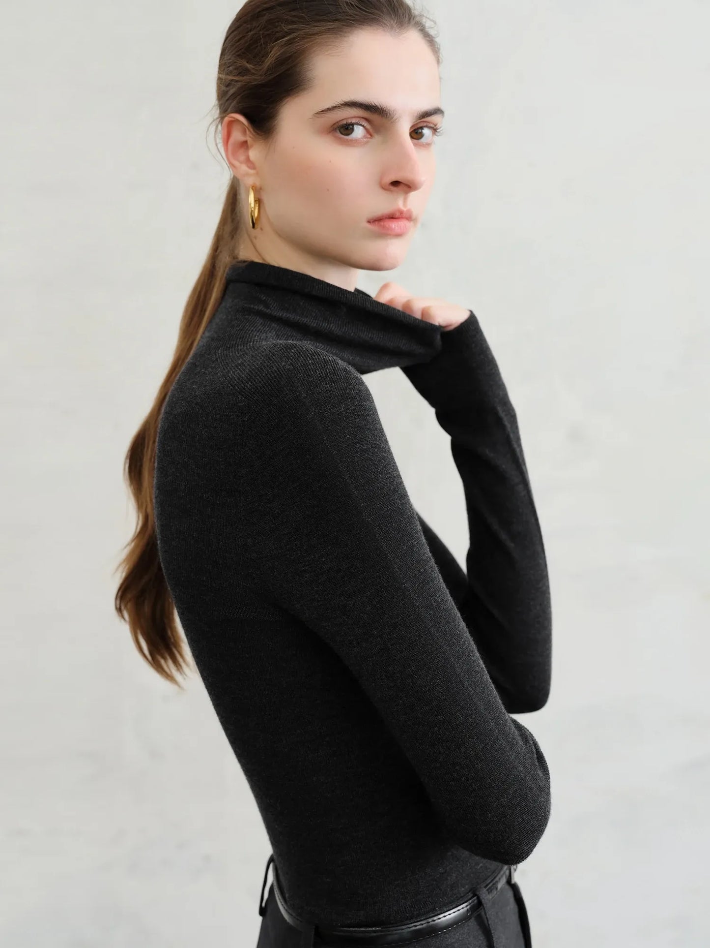 Blusa Térmica Feminina Vienne Gola Alta cinza perfil AlmaChic